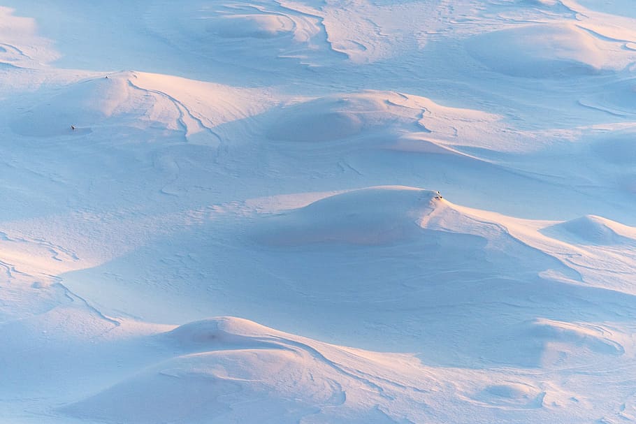 camp de neu durant el dia, neu, hivern, blanc, fred, temps, gel, naturalesa, tranquil·litat, escena tranquil·la, bellesa a la natura, núvol - cel, cap gent, a l'aire lliure, escenics, dia, marc complet, paisatge, medi ambient, escenics - natura, muntanya, vista aèria, terra, escena no urbana, temperatura de fred, destinacions de viatge, geografia física, terrenys extrems, paisatge dramàtic, cim de muntanya, cresta de muntanya, muntanya nevada, 4K