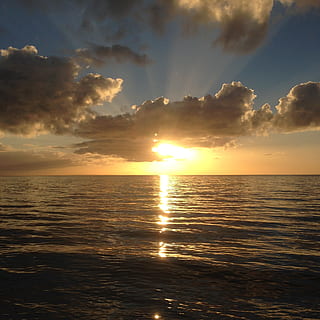 océan, calme, paix, des nuages, ciel, eau, la nature, ensoleillement, lumière du soleil, se détendre, mer, plage, été, relaxation, en bonne santé, méditation, bleu, réflexion, paysage, le coucher du soleil, paisible, horizon, de plein air, tranquillité, beauté dans la nature, nuage - ciel, paysages - nature, scène tranquille, horizon au-dessus de l'eau, Soleil, front de mer, idyllique, rayon de soleil, couleur orange, personne, en plein air, reflet, 1080P, CC0, domaine public, libre de droits