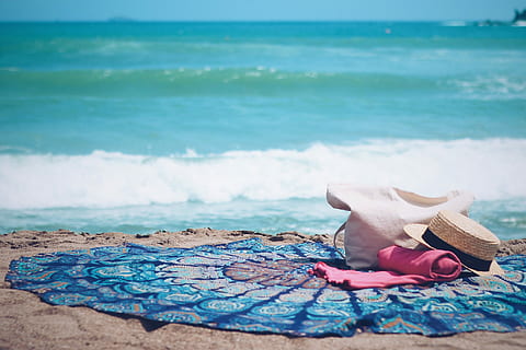 Weiß, Hüte, Rosa, Textil-, Ozean, weiße Hüte, Strand, Meer, Sommer-, Urlaube, draußen, Menschen, Entspannung, Frau, eine Person, Sand, Wasser, Blau, Reiseorte, Natur, Reiseziele, Schönheit in der Natur, Land, Horizont über Wasser, Welle, Tag, selektiver Fokus, Ruhe, keine Leute, Kleidung, Horizont, Szenen - Natur, Bewegung, 1080P, CC0, gemeinfrei, lizenzfrei