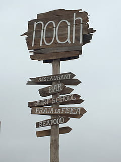 semn, direcţie, panou, text, nici o persoana, îndrumare, zi, vedere unghiulară joasă, indicator, western script, comunicare, cer, informație, natură, semn de direcție, cer senin, majusculă, simbol, semn de informație, lemn - material, arrow simbol, 2K, CC0, domeniu public, fără drepturi de autor