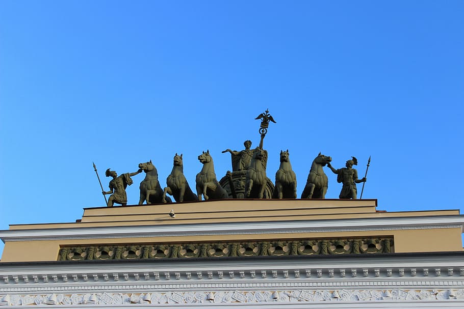 peter, monument, pilot, arquitectura, estàtua, lloc famós, europa, escultura, porta de Brandenburg, representació, cel, vista d’angle baix, art i artesania, cel clar, estructura construïda, història, el passat, blau, destinacions de viatge, exterior de l'edifici, representació humana, ciutat, viatjar, dia, cap gent, naturalesa, porta de la ciutat, govern, a l'aire lliure, columna arquitectònica, neoclàssic, ornamentat, 5K