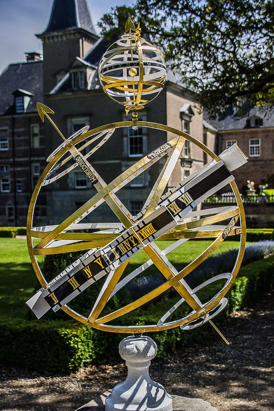 Landschaft, Licht, Küste, Gebäudehülle, Tag, draußen, die Architektur, keine Leute, Riesenrad, gebaute Struktur, Natur, Gebäude, Pflanze, Baum, Skulptur, Darstellung, Metall, Kunst und Handwerk, menschliche Darstellung, Stadt, Wasser, Himmel, Fokus auf den Vordergrund, Kunst, Kultur und Unterhaltung, 5K