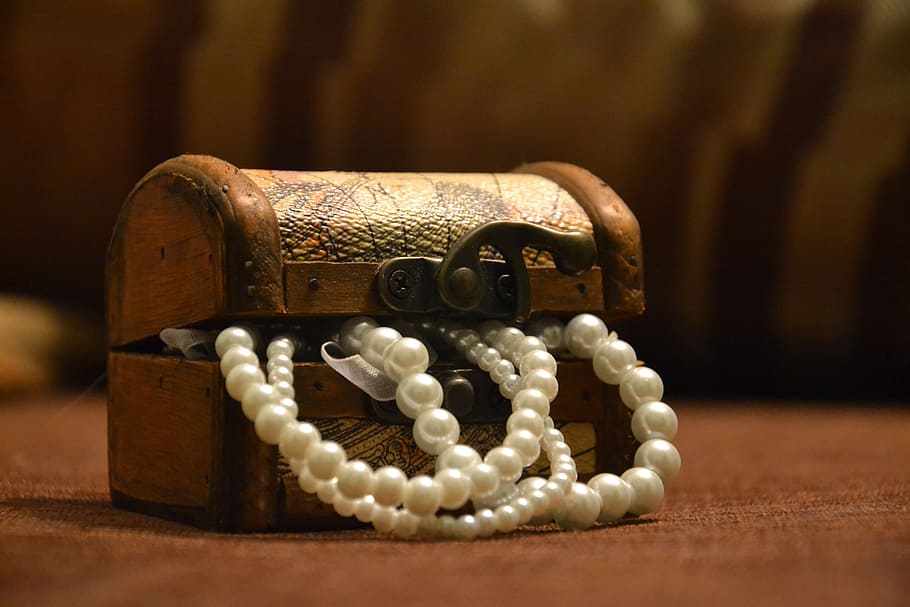 blanc, perla, pit, cofre, Caixa, envasos, polsera, joieria, chaplet, perles, coral, ornament, la mà, antiguitat, a l'interior, cap gent, material de fusta, collaret, primer pla, joies de perles, riquesa, taula, sol objecte, estil retro, accessori personal, taló, fusta, luxe, història, nombre, cadena d'or, gra de fusta, 2K