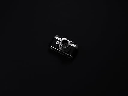 DSLR-Kamera, schwarz, Hintergrund, schwarze Point-and-Shoot-Kamera, wenig Licht, Foto, Kamera, Kamera - Fotoausrüstung, einzelnes Objekt, Ausrüstung, altmodisch, alt, Fotografie-Themen, kopieren sie platz, Fotografieren, schwarzer Hintergrund, Studioaufnahme, Technologie, Retro-Stil, drinnen, keine Leute, Stillleben, Nahansicht, analog, Tabelle, High Angle View, Nostalgie, Fotoausrüstung, Jahrgang, Digitalkamera, 4K, CC0, gemeinfrei, lizenzfrei