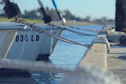 white, boat, body, water, tied, wooden, pier, boats, dock, ropes, nautical vessel, transportation, day, outdoors, no people, sea, close-up, nature, sky, mode of transportation, selective focus, wood - material, rope, moored, lake, sunlight, safety, focus on foreground, wooden post, 1080P