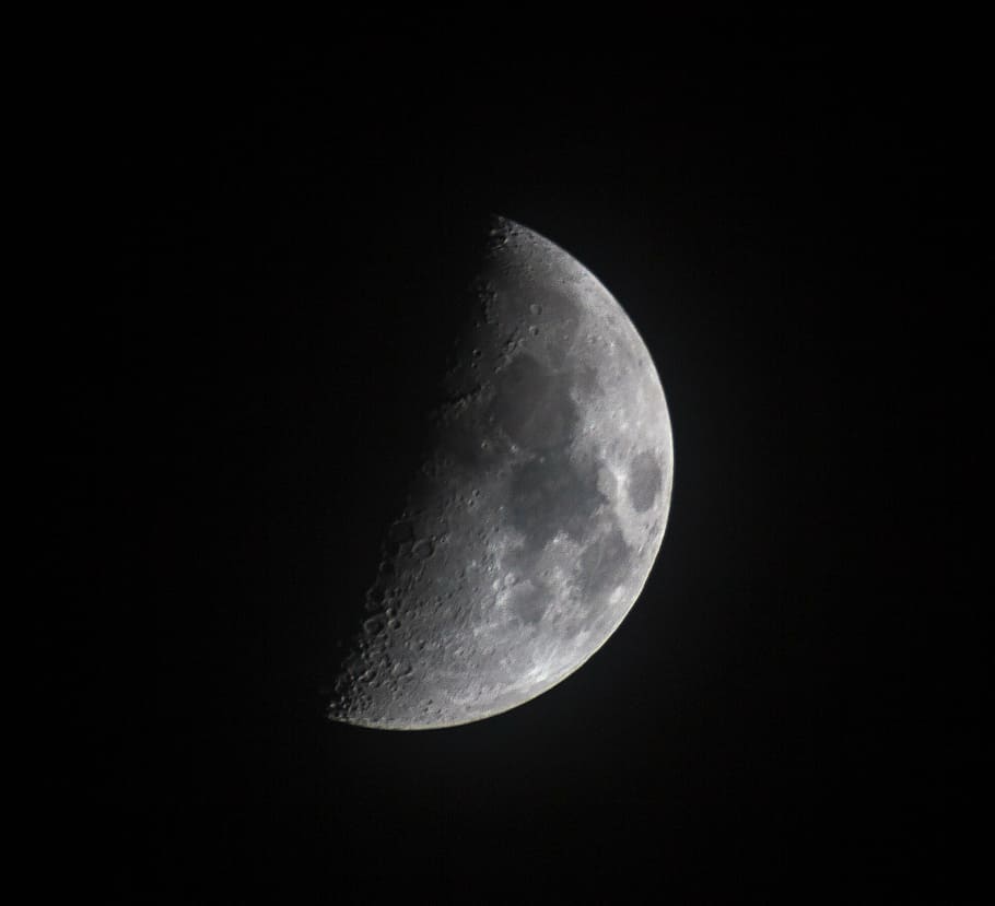 mezza luna, Luna, spazio, cielo, astronomia, notte, galassia, universo, pianeta, stella, buio, luce, orbita, natura, terra, astrologia, lunare, solare, chiaro di luna, nuvole, navicella spaziale, superficie lunare, maestoso, bellezza nella natura, Paesaggi, nessuno, luna planetaria, copia spazio, la tranquillità, esplorazione dello spazio, Inquadratura dal basso, scienza, esplorazione, all'aperto, spazio e astronomia, 4K