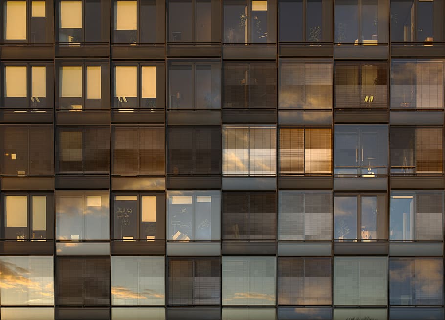 bygning vinduet tapet, vindue, vindueskant, solnedgang, bygning, tæt på, bygning udvendig, bygget struktur, fuld ramme, arkitektur, baggrunde, by, glas - materiale, mønster, ingen mennesker, afspejling, udendørs, kontor, moderne, dag, kontorbygning udvendig, forretning, side om side, form, 4K