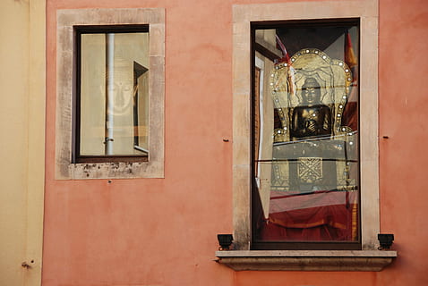 buddha, langas, nuolankumas, nėra žmonių, architektūra, pastatyta struktūra, pastato išorė, skaidrus, dieną, stiklas - medžiaga, atspindys, sienų kūrimo funkcija, lauke, pastatas, praeitis, senas, istorija, raudona, religija, atviras, Iš arti, 4K, CC0, Viešasis domenas, nemokamai