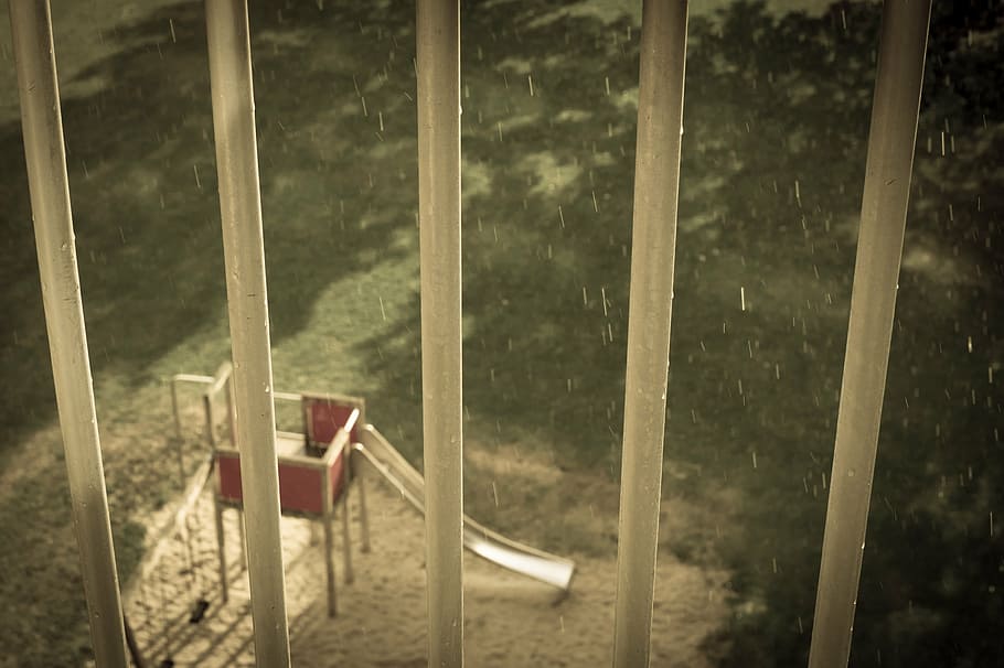 parc, parc infantil, lliscar, estructura de joc, bars, pluja, herba, cap gent, metall, absència, centrar-se en primer pla, dia, seient, a l'aire lliure, protecció, terra, seguretat, bandera, cadira, naturalesa, prohibit, porta, signe, barrera, material de fusta, vermell, 4K
