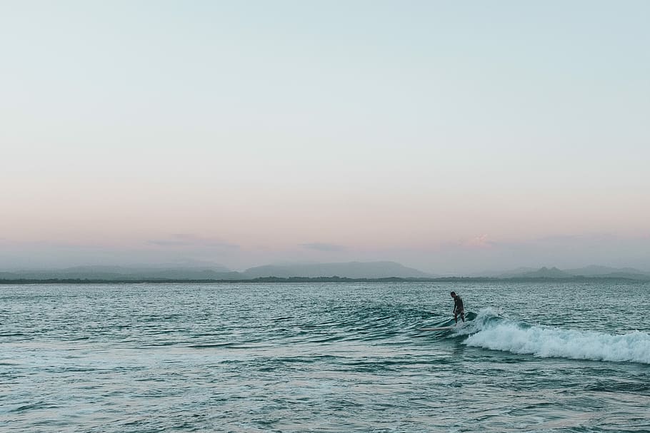 Person, die surft, golden, Stunde, Person, die surfboarding ist, tagsüber, Ozean, Küste, Surfen, Welle, Reiten, Wasser, Himmel, Schönheit in der Natur, echte Menschen, Meer, Szenen - Natur, Sonnenuntergang, Ufergegend, eine Person, Freizeitbeschäftigung, Lebensstile, Sport, Wassersport, Natur, kopieren sie platz, Männer, Abenteuer, draußen, Jet-Boot, 2K