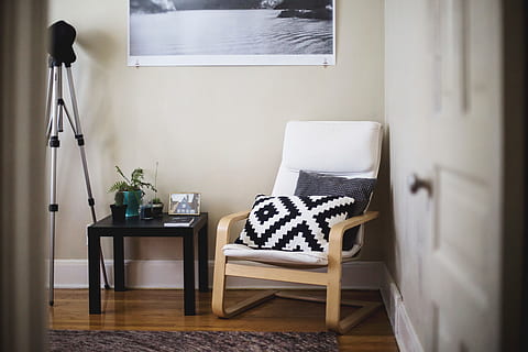 grigio, nero, treppiede per macchina fotografica, Marrone, di legno, pavimento, Casa, interno, vivente, camera, sedia, cuscino, tavolo, posto a sedere, in casa, mobilia, stanza domestica, nessuno, interno di casa, attrezzatura per l'illuminazione, assenza, soggiorno, lampada elettrica, confortevole, giorno, vita domestica, rilassamento, ricchezza, Camera da letto, lusso, moderno, accogliente, tavolino, poltrona, 5K, CC0, dominio pubblico, privo di copyright