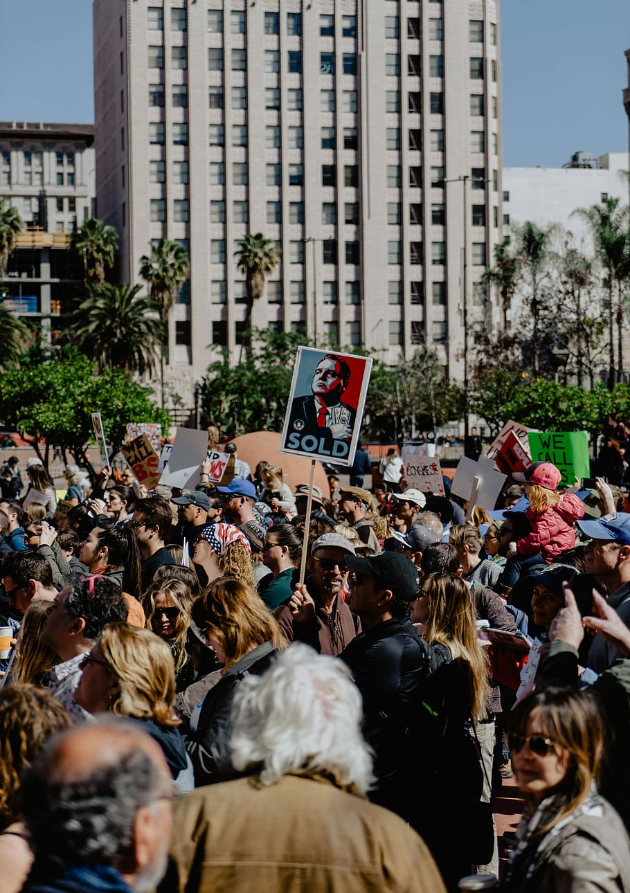 grup, persona, de peu, edificis de la ciutat, reunió de persones, signe, edifici, multitud, carrer, pancarta, protesta, Amèrica, Estats Units, patriota, govern, política, EUA, ciutat, urbà, festa, president, dia dels presidents, Donald Trump, bull shit, exterior de l'edifici, arquitectura, gran grup de persones, estructura construïda, grup de persones, persones reals, dones, homes, adult, dia, vida de ciutat, carretera, comunicació, a l'aire lliure, text, exterior d’edifici d’oficines, protestant, gratacels, 5K