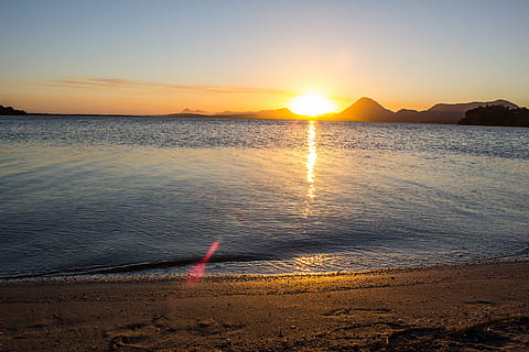 pond, sol, landscape, water, sunset, sky, beauty in nature, beach, sea, tranquility, tranquil scene, land, scenics - nature, nature, sand, idyllic, sunlight, no people, non-urban scene, reflection, outdoors, horizon, horizon over water, lens flare, 2K, CC0, public domain, royalty free