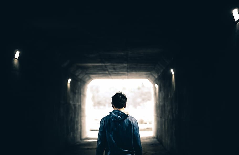 muž, stojící, metro, fotografie, chůze, uvnitř, tunel, průchod, podjezd, jít, následovat, osoba, přestěhovat se, Procházka, mysteriou, konec, světlo, vchod, zpětný pohled, skutečných lidí, životního stylu, jedna osoba, architektura, volnočasové aktivity, muži, stavba, den, Příroda, neformální oblečení, pas nahoru, venku, směr, nástěnný prvek, most, světlo na konci tunelu, teenager, 5K