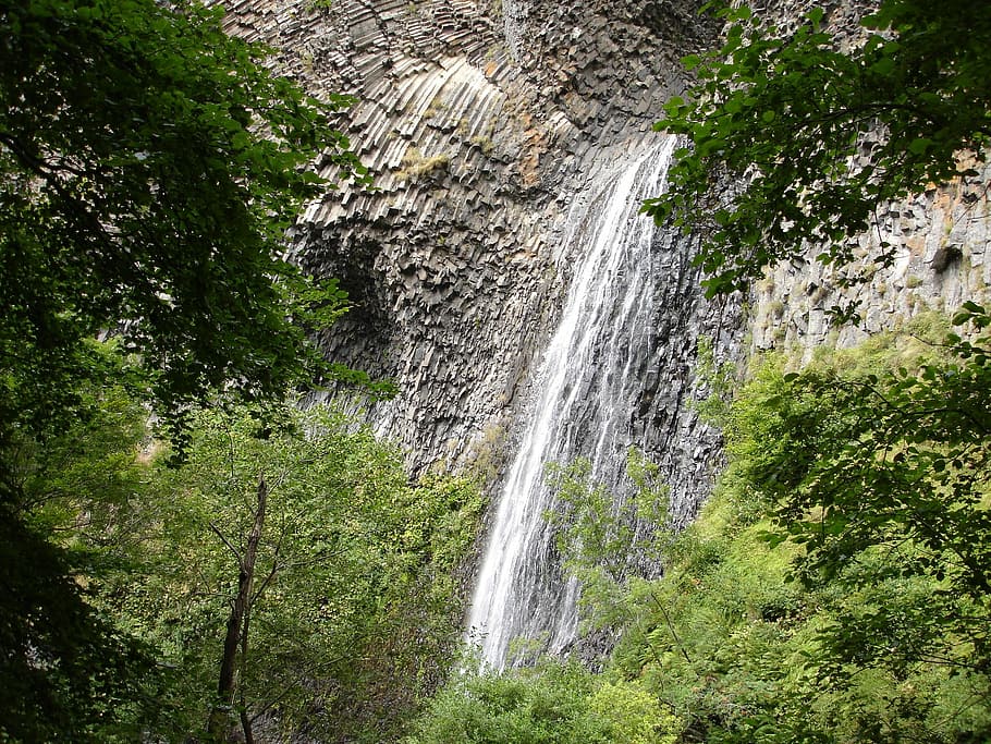 basalt columnar, prismes, basalt, prismes de basalt, pedra, rock, ardèche, França, volcànica, formació de basalt, roca de basalt, cascada du ray foto, cascada, aigua, columna de basalt, ray pic, naturalesa, bosc, rock - object, bellesa a la natura, planta, arbre, escenics - natura, moviment, terra, creixement, exposició llarga, cap gent, color verd, escena no urbana, moviment borrós, dia, a l'aire lliure, aigua que flueix, que flueix, poder a la natura, selva tropical, caient aigua, 1080P