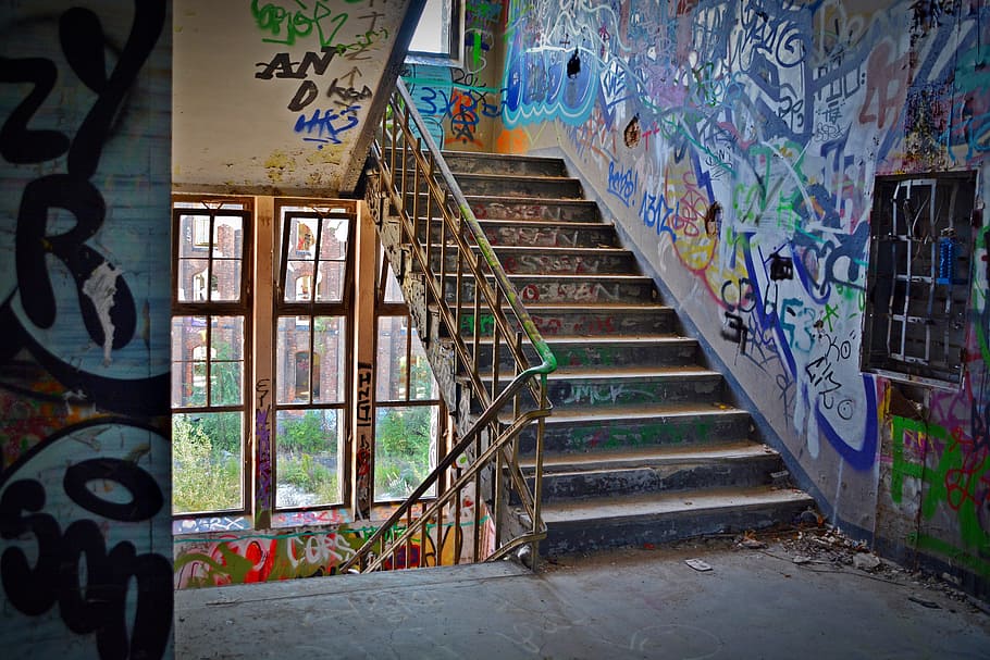 paret de graffiti, forjat, planxar a la planta baixa, abandonat, art, edifici, creatiu, graffiti, escala, escales, vandalisme, arquitectura, art i artesania, creativitat, estructura construïda, cap gent, a l'interior, passos i escales, multicolor, art de carrer, text, pintura, funció de construcció de parets, dia, barana, desordenat, mural, 5K