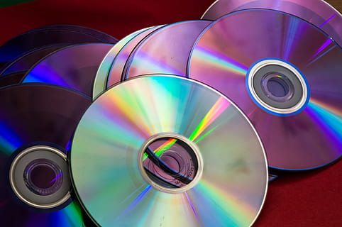 dispositif, disque, La technologie, ordinateur, données, ordinateur, Les données, espace de rangement, information, Mémoire, la musique, l'audio, compact, conduire, DVD, équipement, médias, portable, étiquette, électronique, vidéo, lien, multi couleur, disque compact, fermer, personne, cercle, Forme géométrique, forme, à l'intérieur, nature morte, conception, grand groupe d'objets, la créativité, prise de vue en studio, modèle, vue grand angle, directement au-dessus, lumière - phénomène naturel, violet, 4K, CC0, domaine public, libre de droits