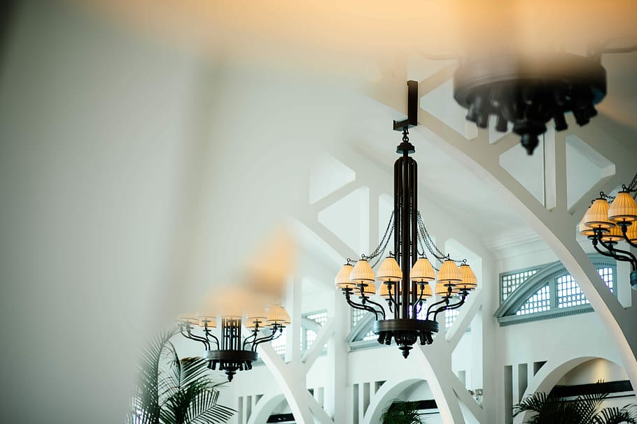nero, lampadario a base metallica, giallo, lampadari, lampadario, luce, soffitto, costruzione, architettura, nessuno, copia spazio, tavolo, modo di trasporto, in casa, messa a fuoco selettiva, attrezzatura per l'illuminazione, struttura costruita, di fila, attività commerciale, concentrarsi sulle conoscenze acquisite, mezzi di trasporto, natura morta, posto a sedere, vetro - materiale, riflessione, attrezzatura, natura, lusso, 5K