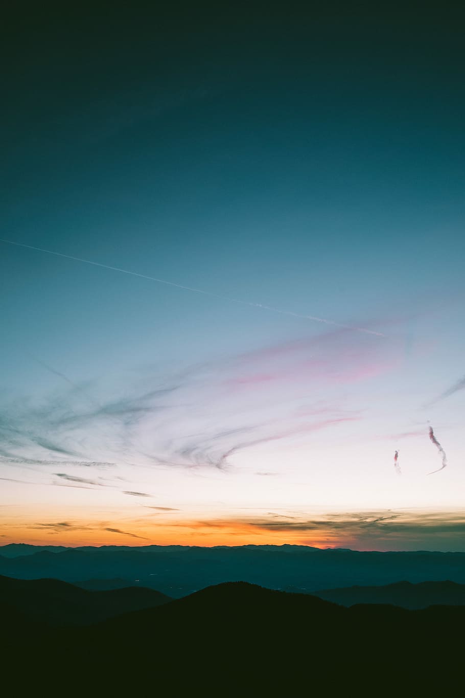 silhuet, bjerge, solnedgang, sol, sæt, horisont, bjerg, himmel, Sky, streak, orange, blå, lyserød, gradient, telefon tapet, tapet, baggrund, telefon baggrund, blå time, gylden time, morgen, aften, nat, solopgang, skønhed i naturen, scenics - natur, rolig scene, ro, orange farve, sky - himmel, idyllisk, natur, flyvende, fugl, miljø, ikke-urbane scene, bjergkæde, hvirveldyr, landskab, dyre temaer, ingen mennesker, udendørs, 5K