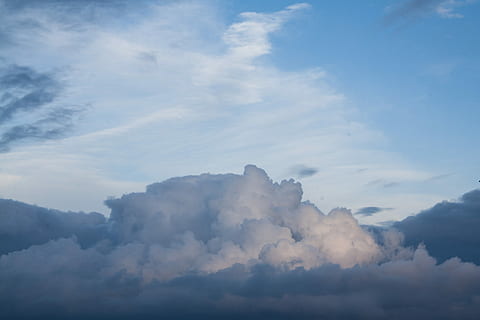 des nuages ​​cumulus, nuage, cumulus, orage, ciel, bleu, pluie, Météo, nuages ​​se forment, gris, gris bleu, la nature, personne, tranquillité, scène tranquille, en plein air, nuage - ciel, paysages - nature, beauté dans la nature, journée, scène non urbaine, idyllique, Montagne, faible angle de vue, environnement, brouillard, chaîne de montagnes, cloudscape, éthéré, 4K, CC0, domaine public, libre de droits