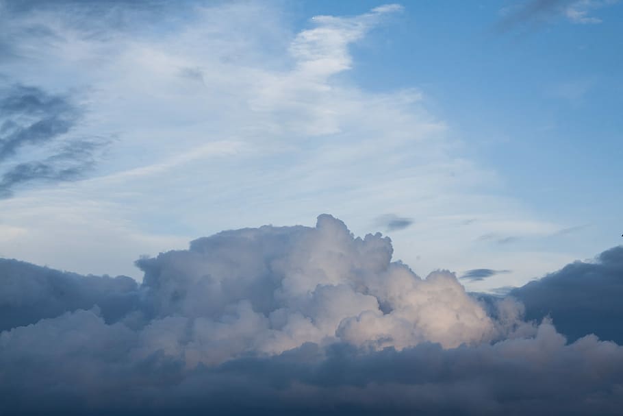 des nuages ​​cumulus, nuage, cumulus, orage, ciel, bleu, pluie, Météo, nuages ​​se forment, gris, gris bleu, la nature, personne, tranquillité, scène tranquille, en plein air, nuage - ciel, paysages - nature, beauté dans la nature, journée, scène non urbaine, idyllique, Montagne, faible angle de vue, environnement, brouillard, chaîne de montagnes, cloudscape, éthéré, 4K