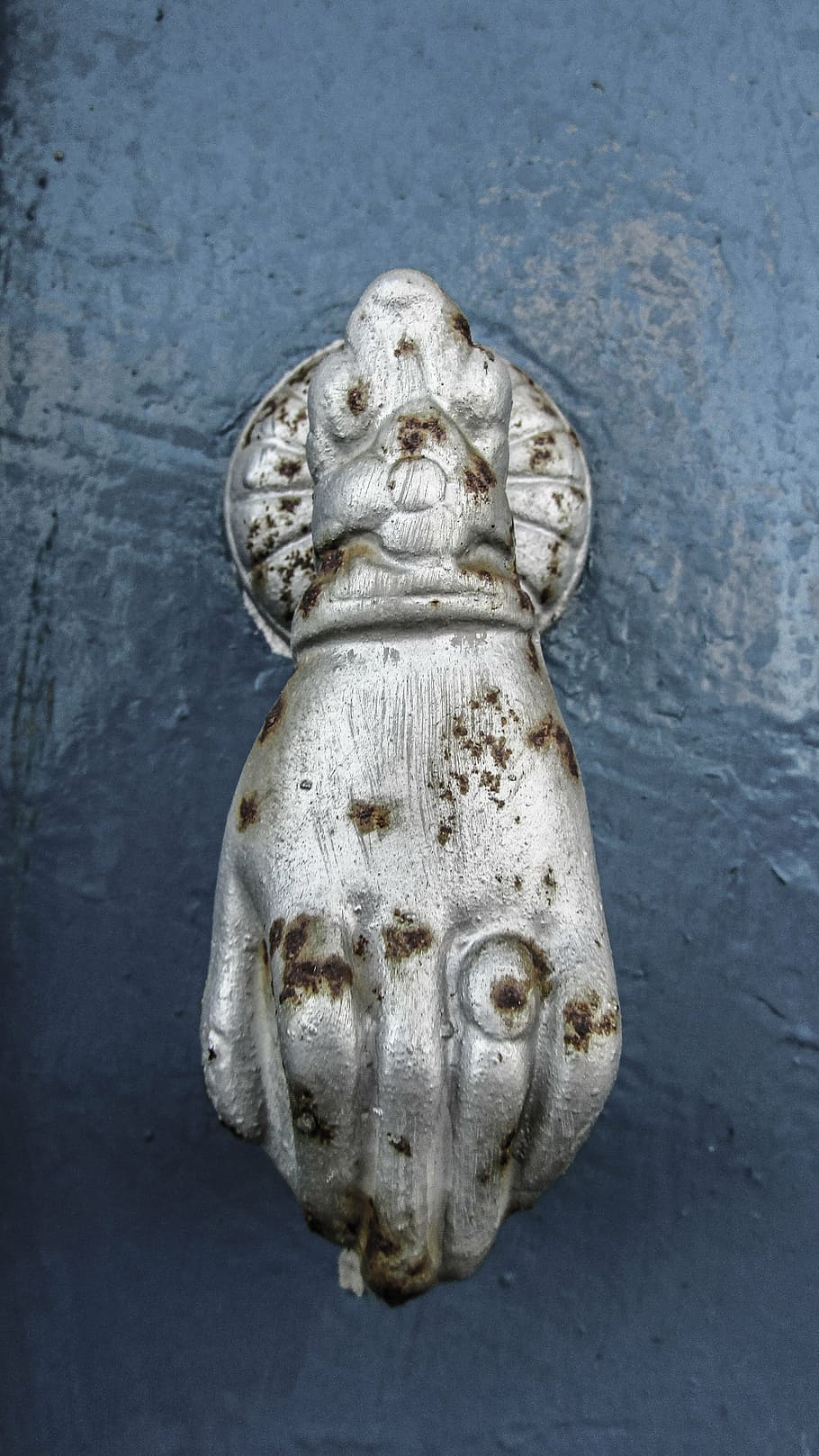 aldaba, vell, rovellat, metàl·lic, mà, porta, entrada, Xipre, paralimni, art i artesania, primer pla, creativitat, cap gent, representació, escultura, artesania, un animal, mamífer, talla - producte artesanal, part del cos dels animals, vertebrats, a l'interior, sol objecte, representació humana, 4K