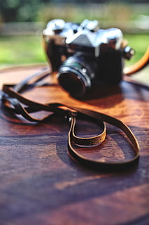 læder, strop, kamera, årgang, gammel, træ-, Zenit, selektiv fokusering, tæt på, ingen mennesker, bord, stilleben, fotografering temaer, teknologi, kamera - fotografisk udstyr, dag, fokus på forgrunden, udendørs, træ - materiale, metal, historie, kunstkultur og underholdning, udstyr, fortiden, digitalt kamera, personlige tilbehør, 5K, CC0, offentligt domæne, royaltyfrie