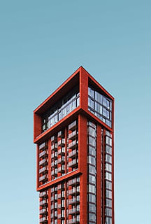 rosso, alto, edificio, calcestruzzo, incorniciato, chiaro, bicchiere, grattacielo, costruzione, architettura, forma, facciata, finestra, Casa, minimalismo, angolo, minimo, consultare, blu, cielo, pendenza, linea, acuto, geometria, geometrico, triangolo, cielo sereno, struttura costruita, esterno dell'edificio, Inquadratura dal basso, copia spazio, nessuno, natura, giorno, all'aperto, modello, edificio per uffici esterno, testo, vetro - materiale, città, 5K, CC0, dominio pubblico, privo di copyright