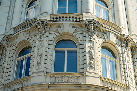 Fassade, Fenster, die Architektur, Gebäude, Hausfassade, altes Gebäude, Rundbogen, gebaute Struktur, Bogen, Gebäudehülle, Flachwinkelansicht, keine Leute, Tag, Geschichte, die Vergangenheit, Stadt, draußen, Natur, Muster, Wohngegend, Sonnenlicht, Reise, Eingang, architektonisches Merkmal, aufwendig, 5K, CC0, gemeinfrei, lizenzfrei