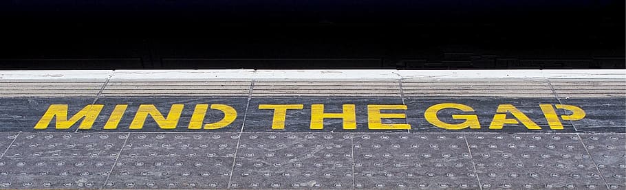 ment, senyalització de vialitat, ferrocarril, plataforma, buit, compte amb el buit, viatjar, estació, tren, rail, transport, passatger, metro, subterrani, tub, pista, viatge, sortida, de Rodalies, urbà, desafiament, problema, perill, perillós, fe, oportunitat, confiança, lideratge, líder, estratègia, èxit, diferència, dèficit, deute, ignorància, insuficient, insuficiència, inadequat, desacord, disparitat, dividir, divisió, inconsistència, rift, argumentar, argument, discrepar, pobresa, Londres, desavantatge, pagar, injust, trànsit, groc, text, comunicació, l'escena del crim, cap gent, cinta de cordó, dia, a l'interior, primer pla, guió occidental, signe, seguretat, senyal d'advertència, protecció, ciutat, lletra majúscula, vista d’angle alt, arquitectura, script no occidental, comunicacions globals, 4K
