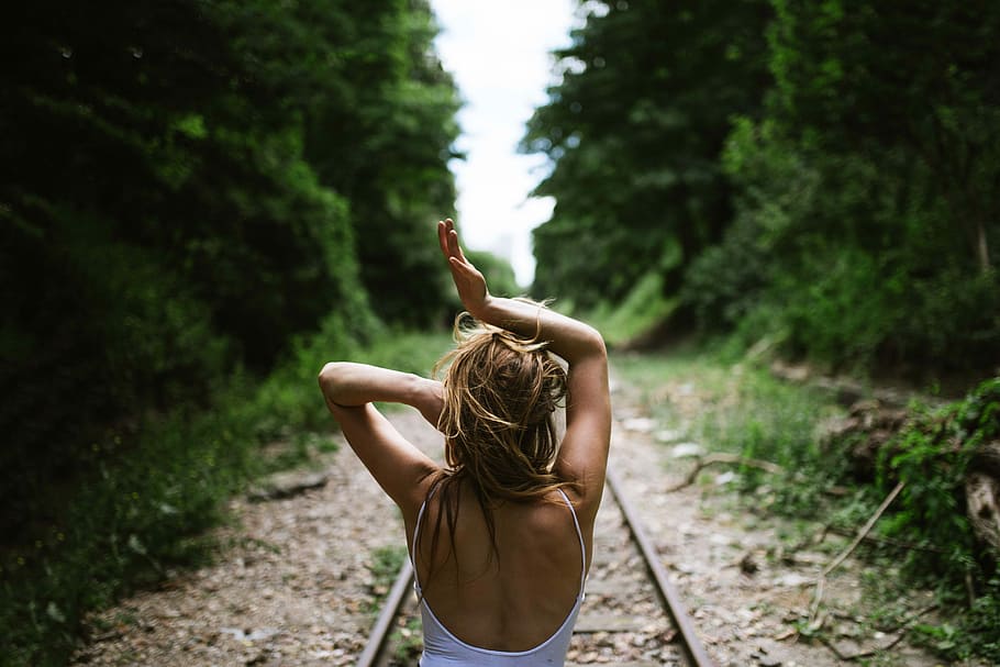 Frau, Stand, zug schiene, Mitte, Eisenbahn, Heben, Hände, Ausdruck, tanzen, Weg, zurück, Ausruhen, Reise, Sommer-, Natur, Mädchen, oben, Haar, Hand, allein, Baum, eine Person, junger Erwachsener, Pflanze, Lebensstile, Rückansicht, Wald, Land, Freizeitbeschäftigung, Tag, echte Menschen, junge Frau, draußen, Frisur, menschlicher Arm, Erwachsene, grüne Farbe, Arme erhoben, 5K