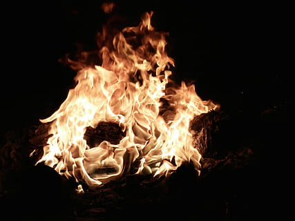 fuego rojo, resplandor, quemar, ardiente, quemado, peligro, oscuro, noche, fuego, llama, caliente, encender, fuego - fenómeno natural, calor - temperatura, nadie, naturaleza, hoguera, material de madera, Iniciar sesión, madera, fondo negro, color naranja, amarillo, leña, de cerca, cámping, al aire libre, movimiento, infierno, 4K, CC0, dominio público, libre de derechos
