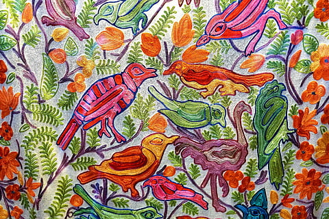 merah, beraneka warna, burung, cetak bunga tekstil, seni, bunga, pola, Latar Belakang, warna, lukisan, ornamen, tekstur, tekstil, kreativitas, daun, kertas, vintage, grafis, sketsa, multi-warna, seni dan kerajinan, bingkai penuh, perwakilan, representasi hewan, tidak ada orang, kerajinan, lukisan dinding, merapatkan, dilukis, Desain, cat, hari, fitur dinding - bangunan, gambar yang dilukis, dalam ruangan, 5K, CC0, domain publik, bebas royalti