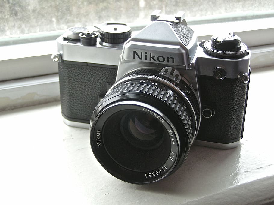 Càmera nikon dslr, finestra de vidre, empresari, tecnologia, selfie, wordpress, instagram, èxit, professional, somriu, càmera, nikon, fotografia, pel·lícula, 35 mm, f stop, iso, lent, focus, negre, plata, fent clic, maldestre, vell, fotògraf, encara, foto, equipament, fotografiar, zoom, tir, mitjans de comunicació, tiroteig, càmera - equip fotogràfic, temes de fotografia, lent - instrument òptic, passat de moda, estil retro, sol objecte, equip fotogràfic, primer pla, taula, natura morta, cap gent, a l'interior, càmera digital, centrar-se en primer pla, text, dia, metall, vista d’angle alt, vintage, antiguitat, càmera slr, 2K