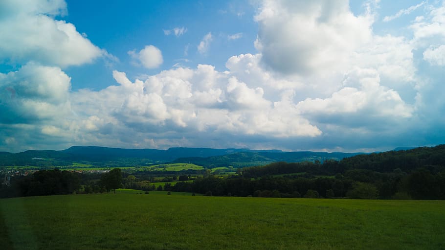 núvols, cel, blau, blanc, verd, muntanyes, arbres, prat, karl hildebrand, karl, núvol - cel, medi ambient, paisatge, escenics - natura, tranquil·litat, escena tranquil·la, bellesa a la natura, naturalesa, herba, cap gent, muntanya, terra, planta, color verd, dia, arbre, panoràmica, escena no urbana, camp, a l'aire lliure, paisatge rodant, 5K