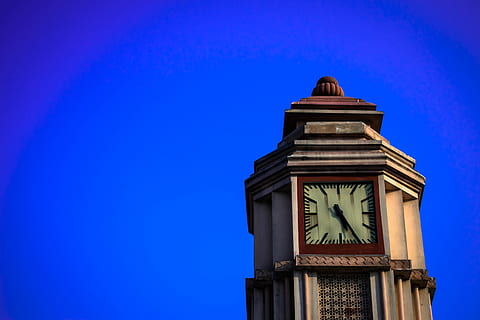 cel, rellotge, torre, edifici, arquitectura, blau, temps, referència, ciutat, viatjar, vell, núvols, històric, turisme, veure, dia, còpia espai, exterior de l'edifici, vista d’angle baix, estructura construïda, cap gent, cel clar, Torre del Rellotge, naturalesa, Minuta, nombre romà, a l'aire lliure, 5K, CC0, domini públic, lliure de regalies