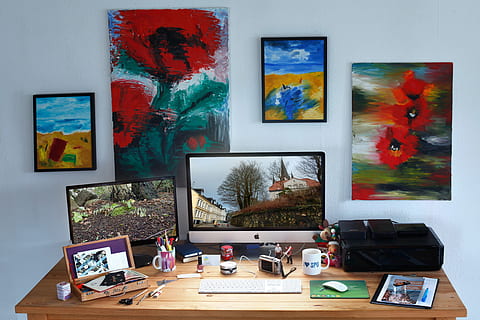 zilver imac, naast, toetsenbord, schilderijen, werkplaats, mockup, Mac, desktop, creatief, computer, appel, ontwerp, foto's, Instrumenten van de handel, muis, bureau, monitor, 27 inch, scherm, olie schilderijen, digitaal, technologie, bedrijf, communicatie, werk, printer, pennen, verf, binnenshuis, creativiteit, fotolijst, geen mensen, montuur, tafel, fabriek, natuur, kunst en ambacht, bloeiende plant, muur - bouwfunctie, bloem, vaas, fotografie thema's, stilleven, vertegenwoordiging, plat scherm, 5K, CC0, publiek domein, royaltyvrij