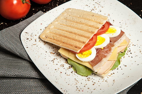 ristet, brød, skiveskåret, tomat, æg, bacon, morgenmad, lækker, aftensmad, mad, skinke, frokost, måltid, kød, ernæring, plade, forfriskning, sandwich, skive, ristet brød, grøntsag, sund kost, indendørs, ingen mennesker, tæt på, mad og drikke, friskhed, klar til at spise, frugt, høj vinkel visning, portionsstørrelse, stilleben, velvære, mejeriprodukt, snack, 4K, CC0, offentligt domæne, royaltyfrie