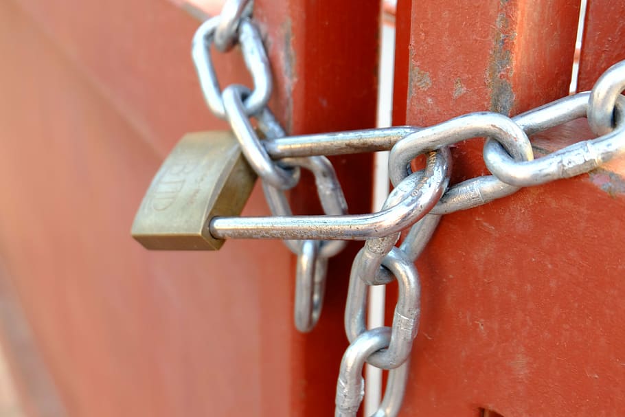 cadenat, deadbolt, cadena, seguretat, metall, protecció, cap gent, vermell, primer pla, força, bloqueig, dia, connexió, porta, penjant, centrar-se en primer pla, a l'aire lliure, lligat, barrera, enfocament selectiu, color plata, ferro, 4K