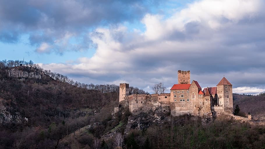 castell, hardegg, waldviertel, arquitectura, estructura construïda, exterior de l'edifici, núvol - cel, cel, edifici, destinacions de viatge, història, el passat, naturalesa, viatjar, turisme, arbre, muntanya, planta, medieval, fort, escenics - natura, terra, cap gent, a l'aire lliure, 1080P