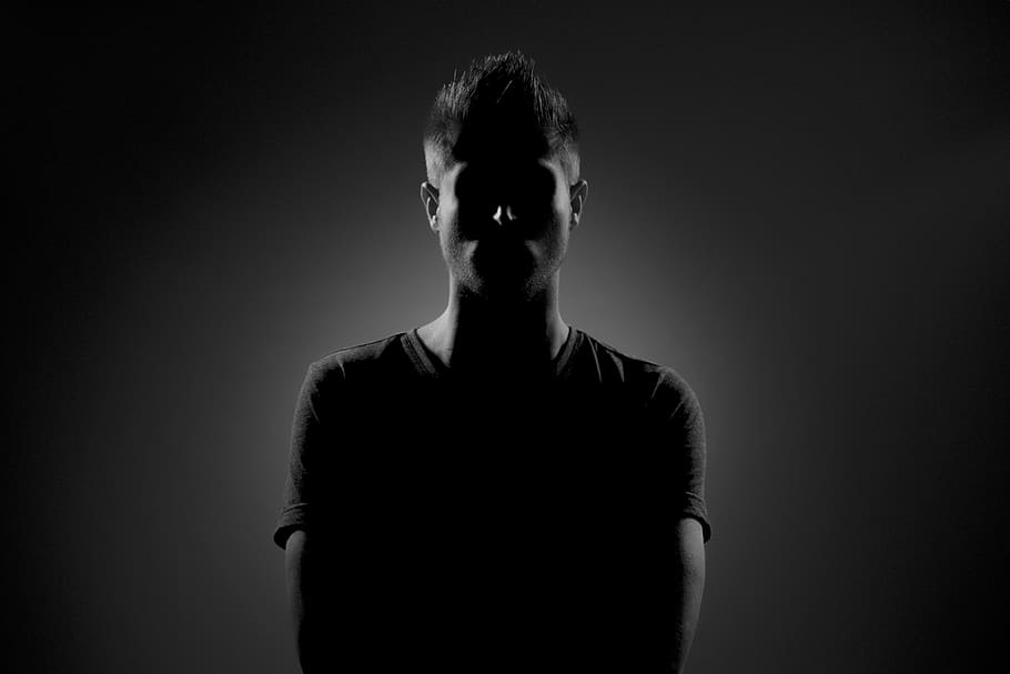Symétrie, uomo che prende selfie, uomo, ritratto, studio, persona, maschio, una persona, girato in studio, vista frontale, sfondo nero, in casa, dalla vita in su, in piedi, guardando la fotocamera, adulto, mistero, spaventoso, emozione, grigio, buio, giovane adulto, individualità, retroilluminato, composito digitale, contemplazione, aggressione, 5K