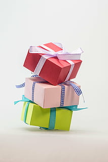gestapelte farbige Geschenkbox, gemacht, Geschenk, Paket, Schleife, Paketschleife, Weihnachten, Weihnachtsdekoration, geben, Advent, verpackt, Geschenkverpackung, Überraschung, Geschenke, Muttertag, Kindergeburtstag, Geburtstag, Dekoration, Freude, bunt, Farbe, Feier, Kasten - Behälter, Band, Urlaub, Studioaufnahme, Stillleben, Box, weißer Hintergrund, Band - Nähartikel, drinnen, Stapel, Container, Papier-, keine Leute, Bogen, ausgeschnitten, Geschenkbox, mehrfarbig, Gruppe von Objekten, 4K, CC0, gemeinfrei, lizenzfrei