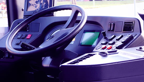 Volant del bus, durant el dia, autobús, endins, interior, volant, el seient del conductor, Curs de conductors d’autobús, atreviu-vos, l’impost, al volant, tecnologia, control, indústria, equipament, a l'interior, panell de control, cap gent, primer pla, transport, interior del vehicle, negocis, manera de transport, seient, buit, connexió, automòbil, maquinària, cotxe, dia, 4K, CC0, domini públic, lliure de regalies