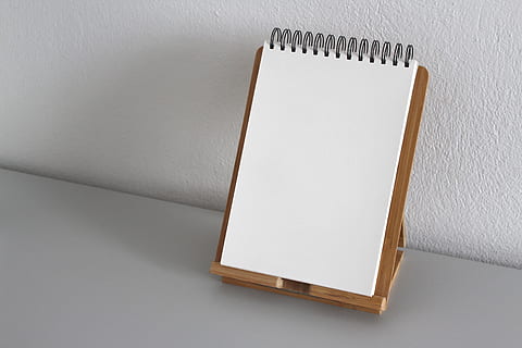 ticker blanc, blanc, vide, papier, carnet, livre, laisser, sans titre, liste, propre étiquette, cambre, des lettres, pages blanches, Fournitures de bureau, pages de livre, papeterie, document, carte de voeux, carte, type de papier, scrapbook, journal intime, Remarque, dessiner, espace de copie, à l'intérieur, couleur blanche, simplicité, personne, vue grand angle, gris, bloc note, prise de vue en studio, fond gris, crayon, table, fermer, bois - matériau, affaires, objet unique, nettoyer, 5K, CC0, domaine public, libre de droits