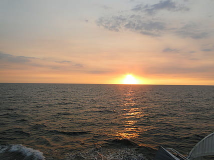 posta de sol, mar, reflexió, cel, flama, aigua, horitzó sobre l’aigua, escenics - natura, bellesa a la natura, horitzó, núvol - cel, tranquil·litat, escena tranquil·la, naturalesa, idíl·lic, cap gent, sol, color taronja, vaixell nàutic, transport, manera de transport, a l'aire lliure, 2K, CC0, domini públic, lliure de regalies