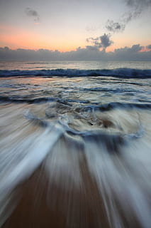 luce, mare, alba, natura, spiaggia, nuvole, crepuscolo, sera, lunga esposizione, oceano, all'aperto, riflessione, paesaggio marino, riva del mare, cielo, tramonto, viaggio, acqua, onde, bellezza nella natura, scenics - natura, movimento, nuvola - cielo, terra, la tranquillità, colore arancione, scena tranquilla, movimento sfocato, nessuno, onda, sport acquatico, orizzonte sull'acqua, livello di superficie, 2K, CC0, dominio pubblico, privo di copyright