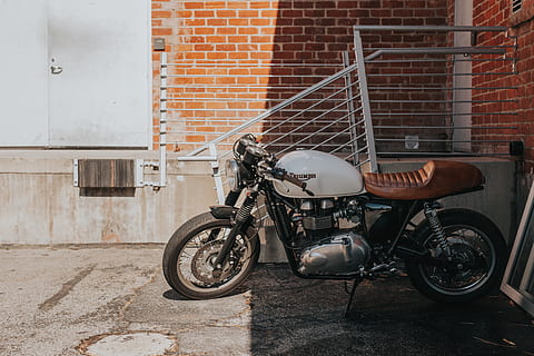 Weiß, braun, Kreuzer Motorrad, neben, grau, Stahlgeländer, schwarz, Bobber Motorrad, Traum, Fahrrad, Motorrad, alt, Transport, keine Leute, Transportart, Straße, draußen, städtische Szene, Ziegelwand, Gebäudehülle, gebaute Struktur, die Architektur, Tag, Transportmittel, Landfahrzeug, Backstein, Wand, Stadt, stationär, Wandbau - Funktion, Schatten, Sonnenlicht, Fußweg, 5K, CC0, gemeinfrei, lizenzfrei