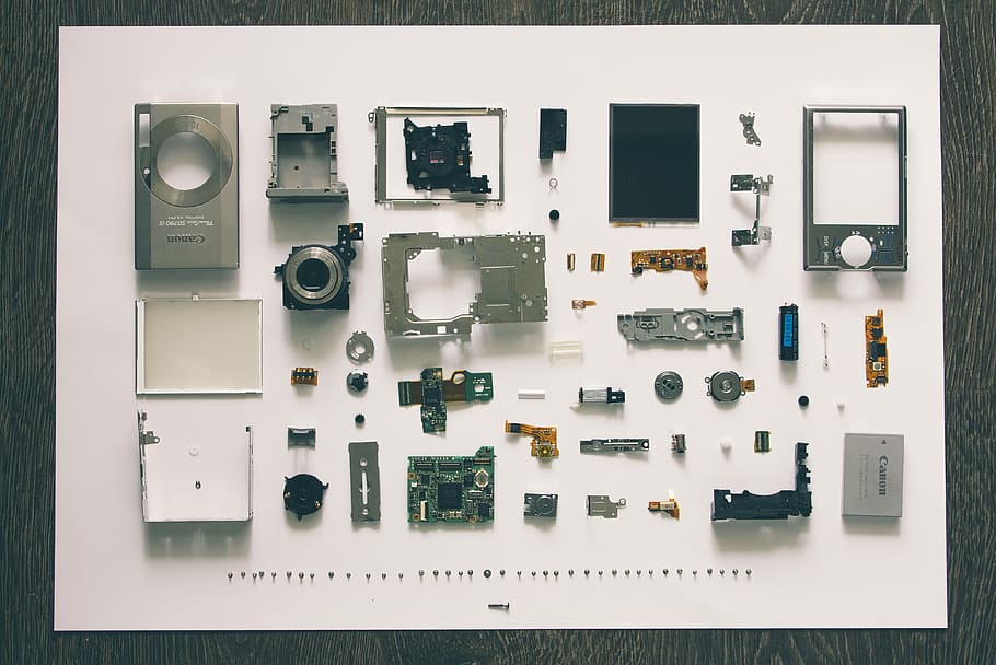 fotografia flatlay, parts del mòdul de càmera, fotografia plana, desmuntat, càmera, al·legament, flatlay, tecnologia, part, disposat, peça, cànon, part de la càmera, madebyvadim, article, cosa, muntatge, equipament, gran grup d'objectes, a l'interior, cap gent, control, targeta de circuits, indústria electrònica, directament a sobre, taula, connexió, arranjament, ordre, natura morta, organització, variació, col · lecció, indústria, temes de fotografia, vista d’angle alt, equipament elèctric, component elèctric, 4K