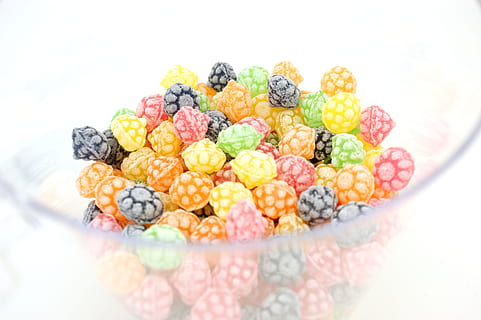 caramels vells, caramels, baies, dolços, dolços tradicionals, menjar, menjar i beguda, fruita, menjar dolç, dolç, alimentació saludable, fruites de baies, elecció, frescor, nabiu, variació, a l'interior, multicolor, tir de l'estudi, postres, gerds, cap gent, gran grup d'objectes, fons blanc, mora - fruita, berenar, temptació, esmorzar, lluminós, 4K, CC0, domini públic, lliure de regalies
