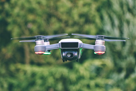 selettivo, fotografia a fuoco, grigio, fuco, nero, bianca, mini quadricottero, Ali, telecamera, albero, verde, elica, tecnologia, ritratto, cámara, Dron, concentrarsi sulle conoscenze acquisite, temi fotografici, giorno, nessuno, pianta, natura, macchina fotografica - attrezzatura fotografica, campo, all'aperto, terra, avvicinamento, messa a fuoco selettiva, luce del sole, erba, in stile retrò, mezzi di trasporto, mezz'aria, Camera digitale, 5K, CC0, dominio pubblico, privo di copyright